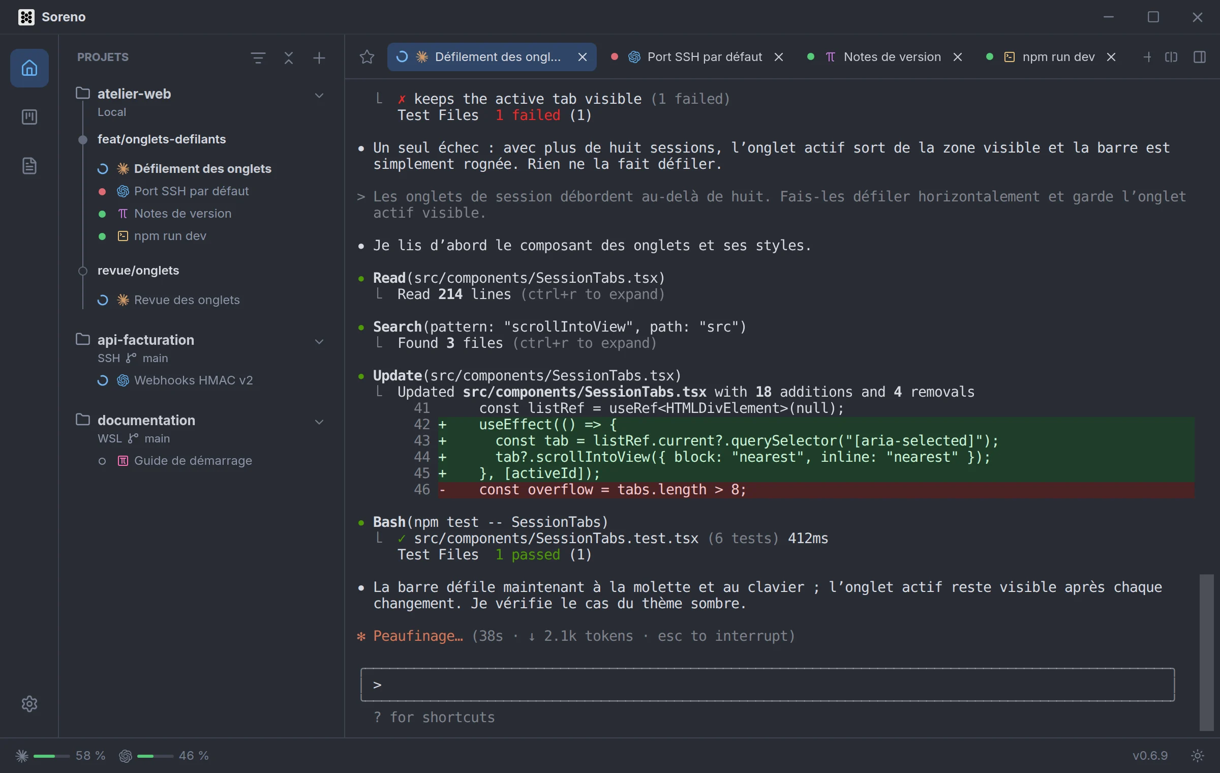 Soreno pendant que Claude Code travaille sur le défilement des onglets. Dans la liste des projets et les onglets, Défilement des onglets tourne, Port SSH par défaut, une session Codex, est marquée en rouge parce qu’elle attend une réponse, Notes de version et npm run dev sont en vert.