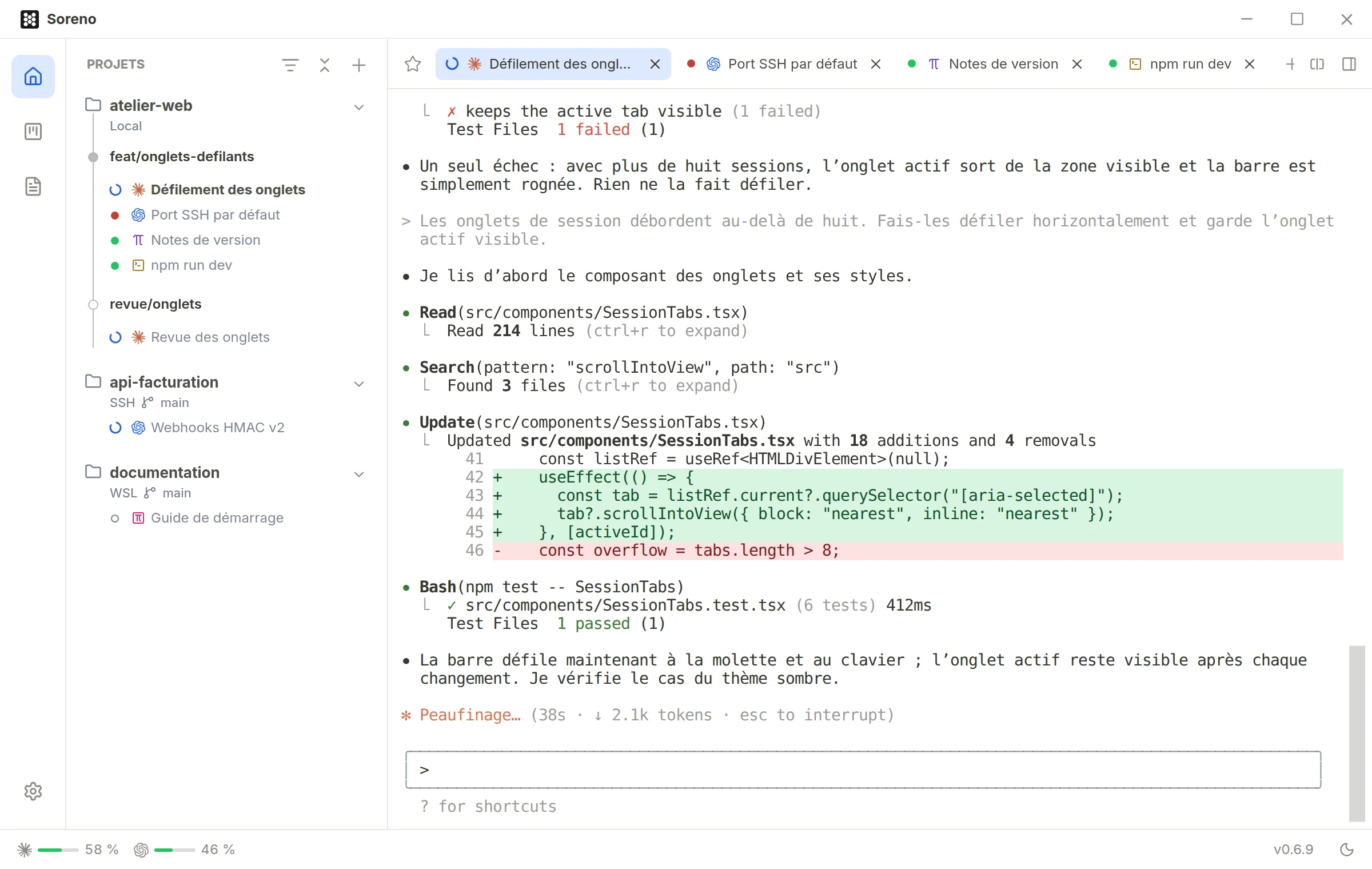 Soreno pendant que Claude Code travaille sur le défilement des onglets. Dans la liste des projets et les onglets, Défilement des onglets tourne, Port SSH par défaut, une session Codex, est marquée en rouge parce qu’elle attend une réponse, Notes de version et npm run dev sont en vert.