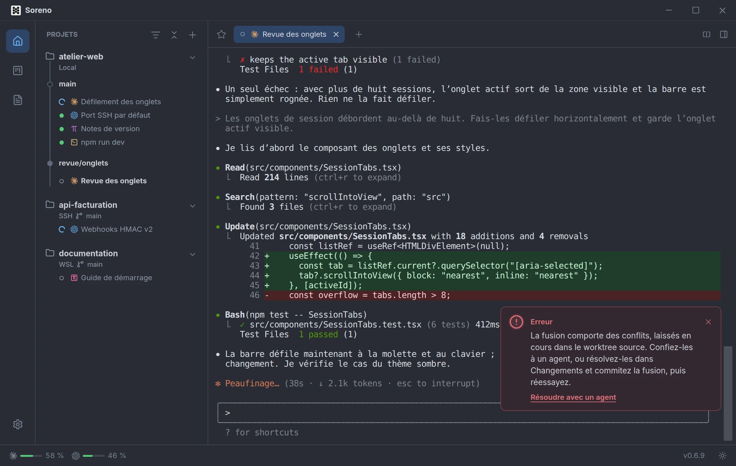 Soreno après une fusion arrêtée : la notification indique que la fusion comporte des conflits, laissés dans le worktree source, et propose Résoudre avec un agent.
